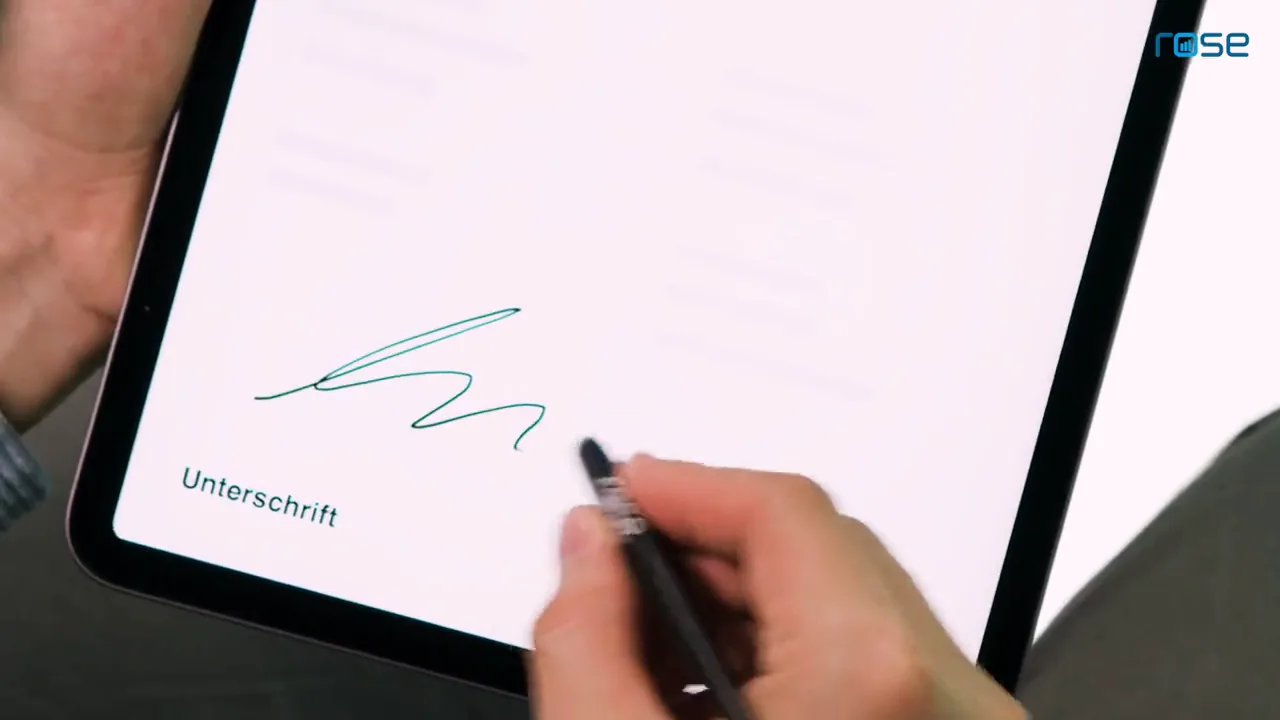Szene aus dem rose-apps-Film: Eine Hand unterschreibt mit einem Eingabestift auf einem Tablet im Feld „Unterschrift“